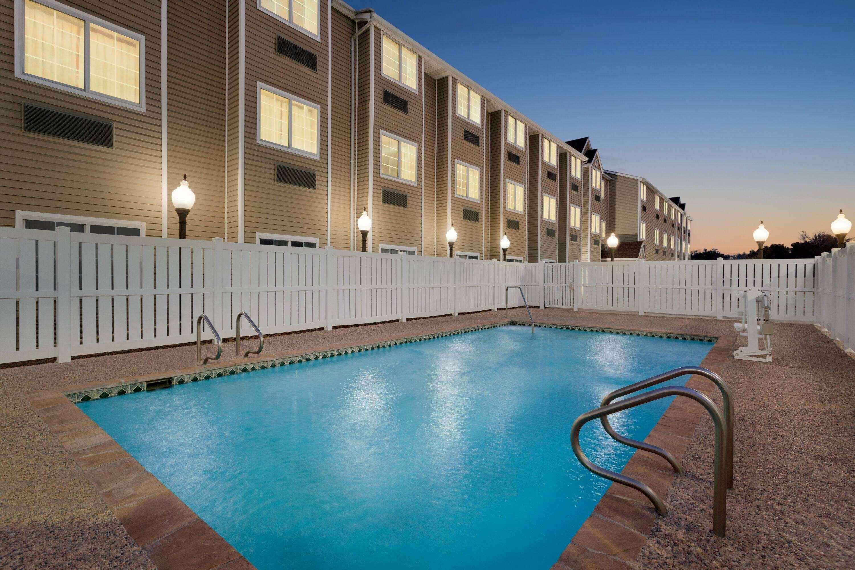 Super 8 By Wyndham Airport North Hotel San Antonio